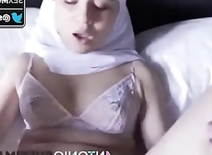 antonio suleiman avec fille hijab dusting complète