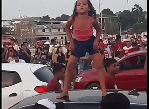 Menina dançando encima do carro