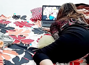 INDIAN COLLEGE Unfocused HAS AN ORGASM After a long time WATCHING DESI PORN ON LAPTOP