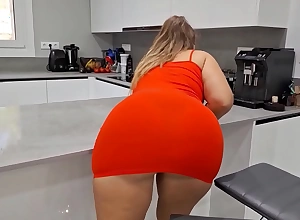 Blanca culona con grandes caderas es sorprendida por el become friendly de su esposo mientras estaba limpiando! Ella se negó a follar pero el hombre consiguió follarla!