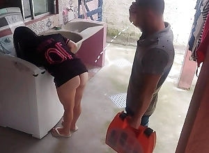 Dona de casa casada paga técnico de máquina de lavar com a bunda enquanto marido esta fora