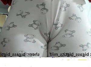 PYJAMA MASTURBATION – JUICY BIG ASS – ALLURING MILF – SWEATY CAMEL TOE TEASE!